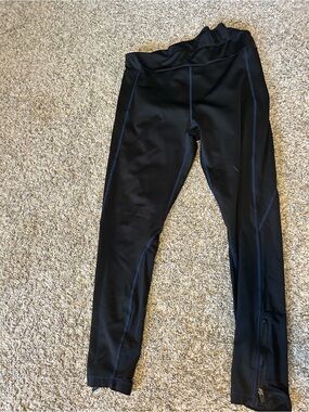 Fabletics legging with zippered ankle and side pocket